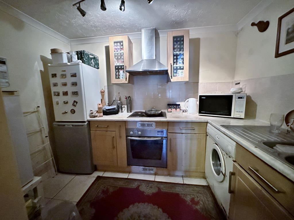 Lot: 93 - FLAT FOR INVESTMENT - Kitchen view